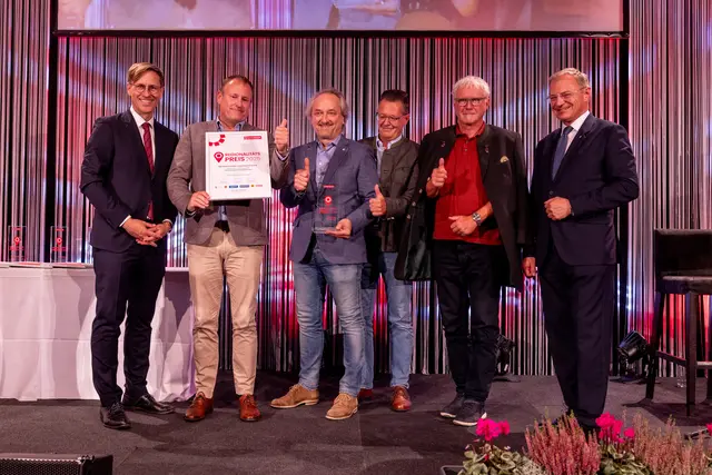Sieger in der Kategorie "Vereine, Institutionen, Behörden": Der Museumverein Enns Lauriacum mit Chefredakteur Thomas Winkler (li.) und Landeshauptmann Thomas Stelzer (re.). | Foto: MeinBezirk OÖ/Pils