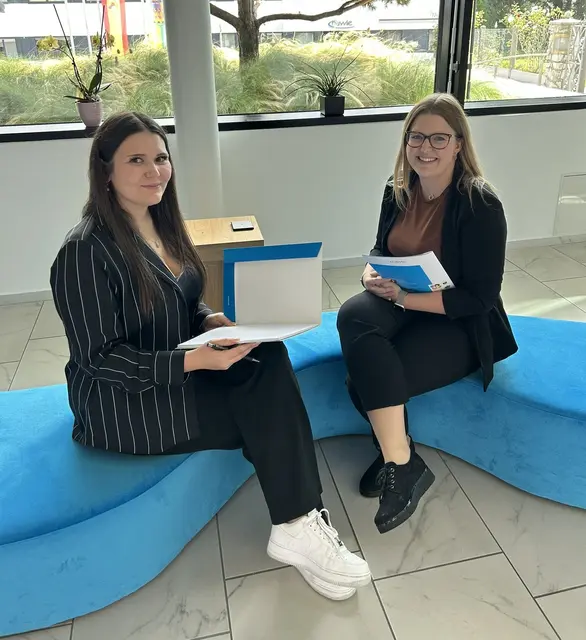 LehrlingsRedakteurin Anika Staufer (l.) interviewt Ausbildungsleiterin Viktoria Schwarz, die 2020 ihre Lehre bei Hawle abgeschlossen hat. | Foto: Hawle