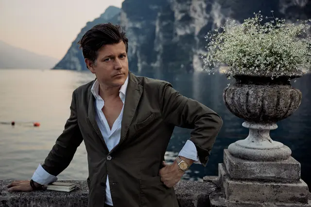 Lenz Koppelstätter liest aus einem seiner Gardasee-Bücher, „Was am Ufer lauert“. | Foto: Privat 