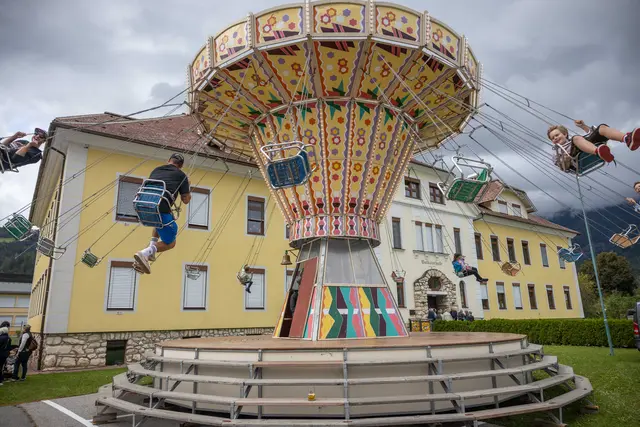 Das nostalgische Kettenkarussell vor der Volksschule sorgte für leuchtende Kinderaugen. | Foto: Andreas Lutche