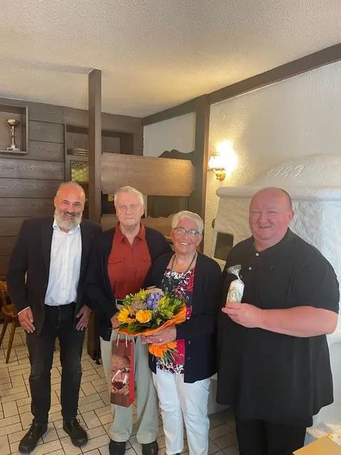 Diamantene Hochzeit in St. Anton an der Jeßnitz: Die Jubilare Leopold und Gertrude Füsselberger (M.) mit ihren Gratulanten Manfred Zellhofer und Marian Lewicki in der Jeßnitztaler Stub'n | Foto: Gemeinde St. Anton an der Jeßnitz