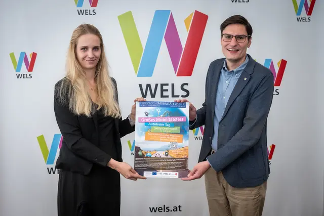 Nächste Woche tut sich so einiges in der Welser City: Mobilitätsstadtrat Stefan Ganzert und Mobilitätswochen-Organisatorin Sabrina Penz von der Dienststelle Stadtentwicklung präsentieren den Flyer. | Foto: Stadt Wels