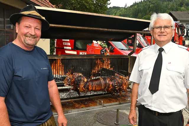 FF-Kommandant Hubert Galler war über die Zubereitung des Spanferkels voll des Lobes | Foto: Josef Bodner