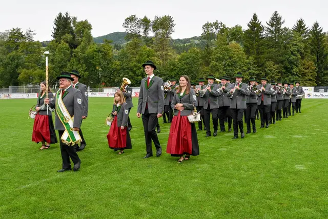 Sonntag – Bezirksmusikfest: Einmarsch des Musikverein Ligist-Krottendorf mit der neuen Tracht. | Foto: MLK