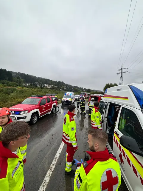 Die B70 und die Ruhmannstraße waren gleichzeitig Schauplatz von Rettungseinsätzen. | Foto: R. Thormann/Rotes Kreuz