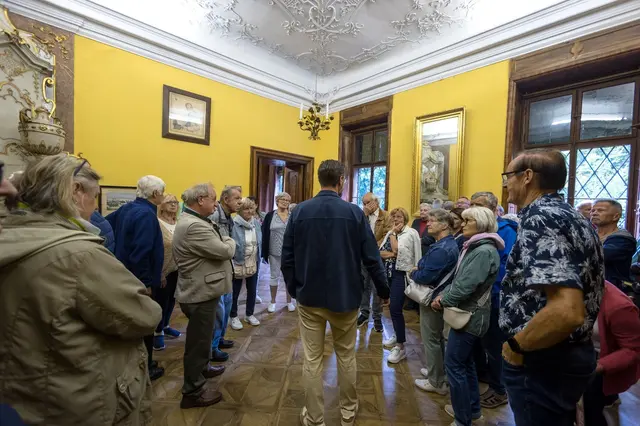 Schlossherr Enzo Strachwitz führte die Besucher:innen persönlich durch die Räumlichkeiten. | Foto: SB Regau