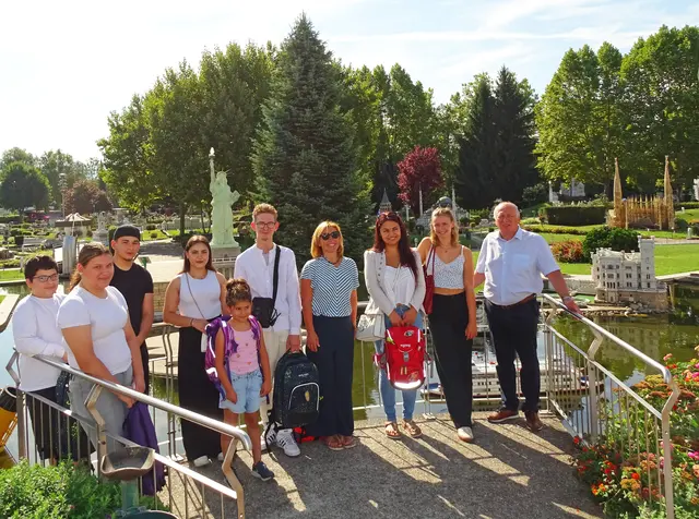 Ein Teil der Schultaschen wurde durch den Landesvorsitzenden Walter Ebner kürzlich in Minimundus übergeben. | Foto: RdKK
