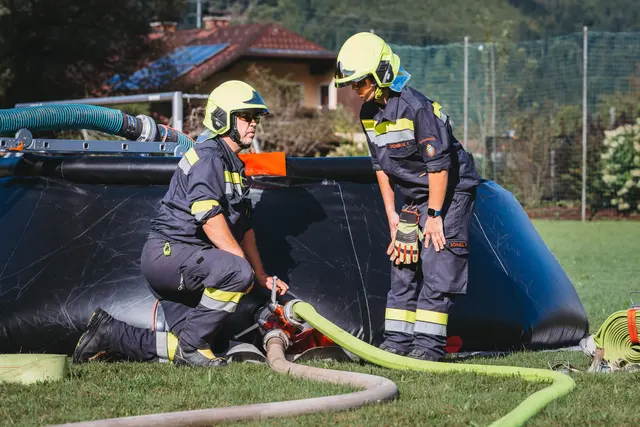 Befüllung des mobilen Löschwasserbehälters. | Foto: B. Nachbagauer – NUP Eisenwurzen