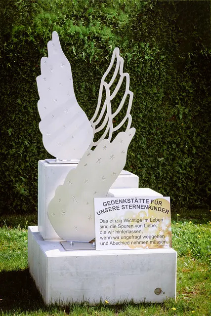 Das neue Erinnerungsmal für Sternenkinder am Zentralfriedhof Leoben – ein Ort des Gedenkens, der Trauer Raum gibt und betroffenen Familien Kraft schenkt. | Foto: Armin Russold