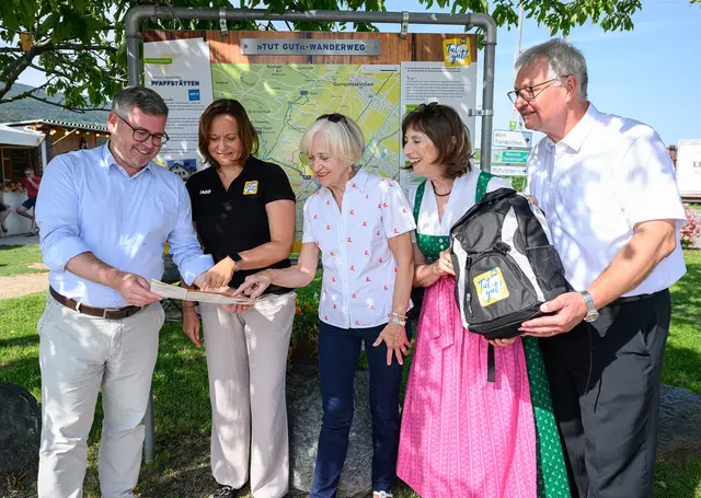 Landesrat Ludwig Schleritzko, „Tut gut!“-Beraterin Ulrike Fertl, „Gesunde Gemeinde“-Arbeitskreisleiterin Eveline Wenzl, Vize-Bürgermeisterin Dorothea Davidson, Bürgermeister Christoph Kainz. | Foto: NLK | Burchhart