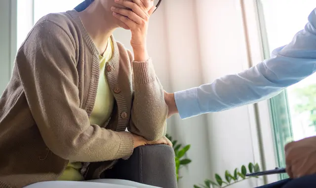 Ein Gespräch mit einem verständnisvollen Gegenüber kann der erste Schritt aus der Krise sein. | Foto: smarterpix (Symbolbild)