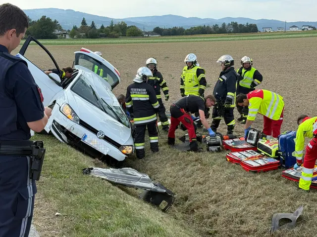 Der eingeklemmte Fahrzeuglenker wurde nach der Befreiung mittels Notarzthubschrauber ins Krankenhaus gebracht. | Foto: FF Weppersdorf