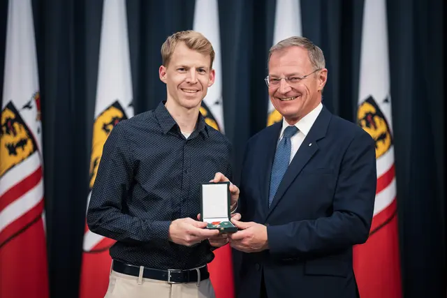 Michael Hayböck bekam von Landeshauptmann Thomas Stelzer das Goldene Verdienstzeichen des Landes OÖ verliehen. | Foto: OÖ/Max Mayrhofer,