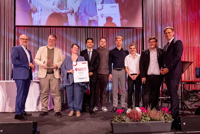 Sieger in der Kategorie "Handwerk &amp; Gewerbe": Strobl Naturmühle. Der Preis wurde von Maximilian Pointner (Vorstandsdirektor Sparkasse OÖ, li.) und Chefredakteur Thomas Winkler (re.) übergeben. | Foto: MeinBezirk OÖ/Pils