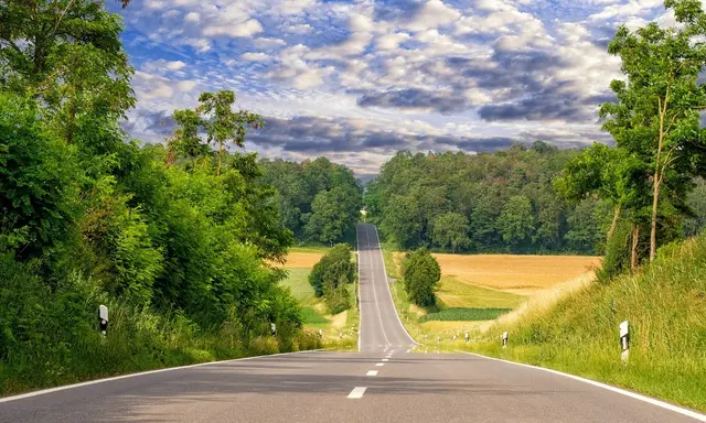 2024 wurden 15 Millionen in den Erhalt und die Sanierung von ländlichen Straßen und Brücken investiert.  | Foto: Symbolbild:pixabay.com