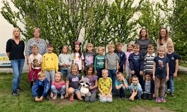 2025 Volksschule Langenlebarn, 1. Klasse mit Stützkraft Barbara Grießlehner, Klassenlehrerein Dagmar Naglmeier, Direktorin Birgit Neigenfind und Klassenlehrerin Daniela Hosa. | Foto: Christian Nowotny