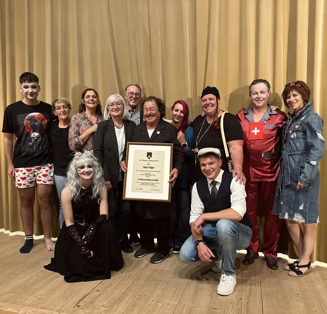 Die Theatergruppe Steeg mit ihrem Jubilar Hansl „Futzi“ Falger. | Foto: Theatergruppe Steeg