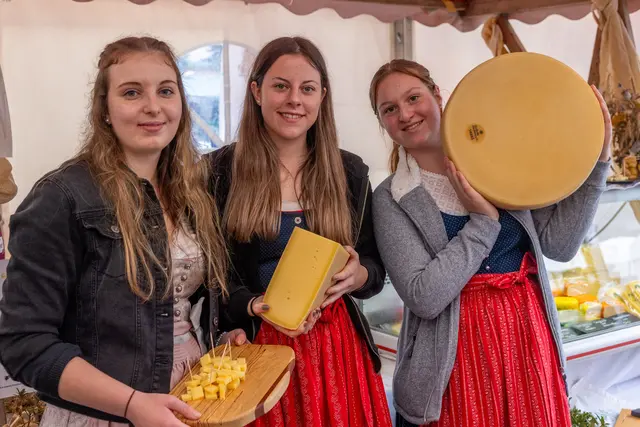 Junge Produzentinnen bieten Kostproben und informieren über die Herstellung. | Foto: Andreas Lutche