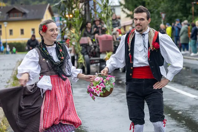 Tänzer in Festtracht bringen Farbe und Lebensfreude in den Brauchtumsumzug. | Foto: Andreas Lutche