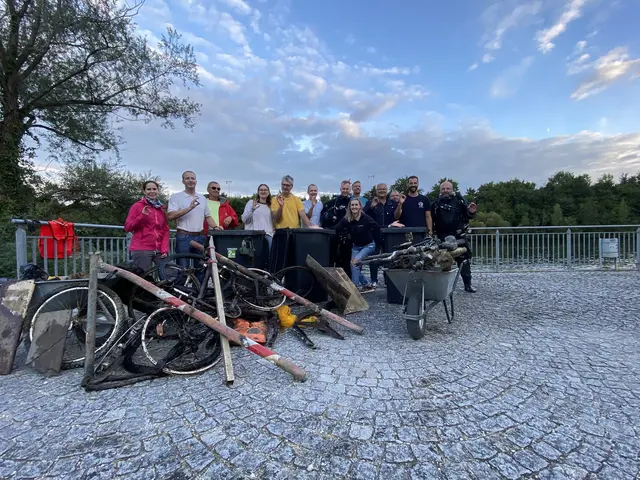 Die Mitglieder des Tauchclubs Lambach und Bürgermeister Johannes Moser (4. v. r.) mit dem gesammelten Müll, der aus der Traun geholt wurde. | Foto: Lindinger