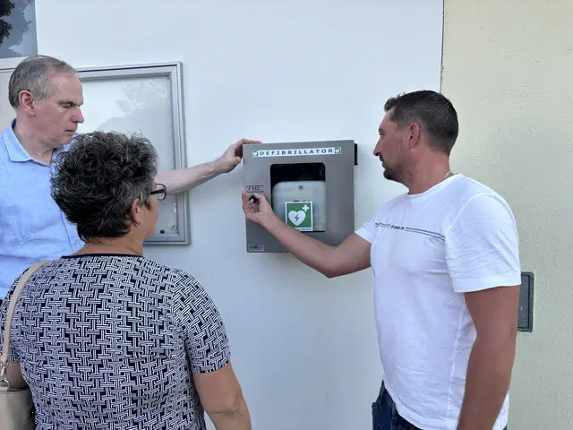 Ein Defibrillator kann bei Herz-Kreislauf-Stillstand entscheidende Sekunden überbrücken. | Foto: Alexandra Goll