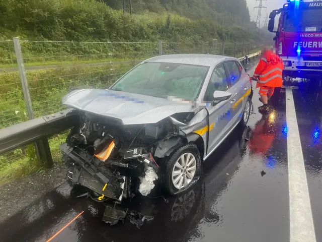Zwei Pkws krachten Mittwochnachmittag auf der A9 in die Leitschiene bzw. die Betonleitwand und wurden schwer beschädigt.  | Foto: FF Mautern