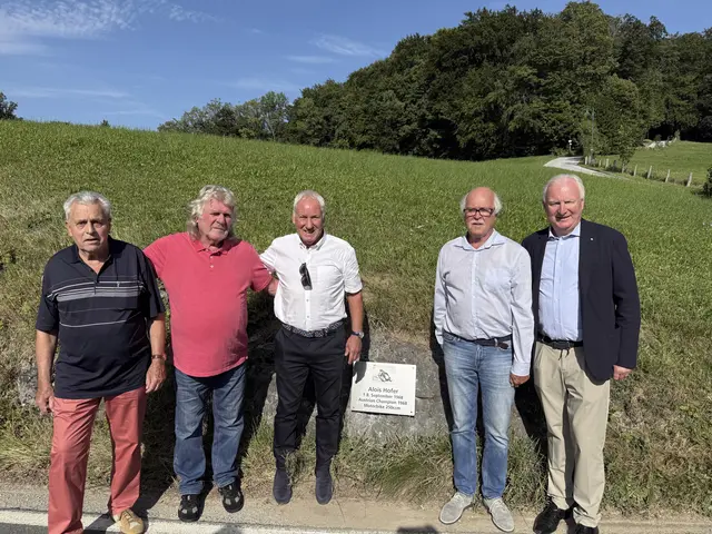 Die feierliche Enthüllung der Gedenktafel für Alois Hofer fand am 8. September auf der Gaisberg Landesstraße statt. | Foto: Kreibich