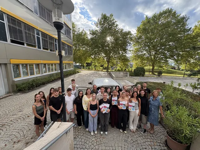 Direktorin Gudrun Finder (r.) ist stolz auf dieses einzigartige Schulhefte-Projekt in Köflach. | Foto: Wagner-Scherr