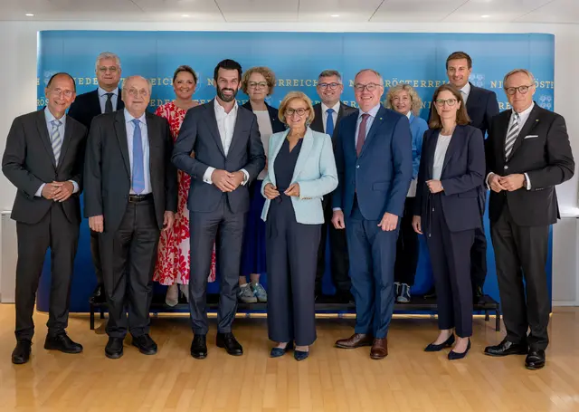 Univ.-Prof. Peter Filzmaier, Landesrat Martin Antauer, Univ.-Prof. Christoph Badelt, Landesrätin Susanne Rosenkranz, LH-Stellvertreter Udo Landbauer, Landesrätin Christiane Teschl-Hofmeister, Landeshauptfrau Johanna Mikl-Leitner, Landesrat Ludwig Schleritzko, LH-Stellvertreter Stephan Pernkopf, Landesrätin Eva Prischl, Dr. Katrin Praprotnik, Landesrat Sven Hergovich und Landesamtsdirektor Werner Trock. | Foto: NLK Filzwieser