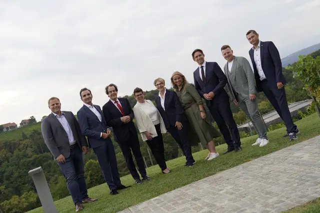 Martin Heidinger, Dietmar Schweiggl, KR Hans Roth, Bernadette Kerschler, Brigitte Gady, Beatrix Drennig, Joachim Schnabel, Rainer Rauch und Robert Mörth (v.l.) | Foto: MeinBezirk/Simon Michl