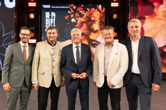 v.l.n.r.: Landesrat Sebastian Schuschnig, Wirtschaftskammer-Präsident Jürgen Mandl, Landeshauptmann Peter Kaiser, Bürgermeister Christian Scheider und Aufsichtsratsvorsitzender der Kärntner Messen, DI Harald Kogler, bei der Eröffnung der Herbstmesse 2025.
 | Foto: SK / Zangerle