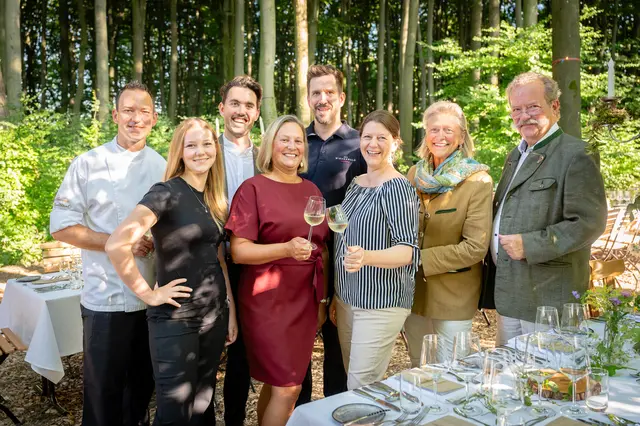 Familie Bläuel und das Team des Berghotels Tulbingerkogel freuten sich gemeinsam mit Artur Cisar-Erlach und Matthäus Herout vom Wienerwald Tourismus über zwei ausverkaufte Dinner-Abende | Foto: Wienerwald Tourismus/Christian Dusek
