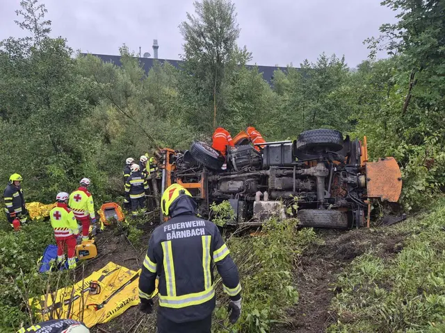 Ein Lkw stürzte neben der B70 um, zwei Personen wurden verletzt. | Foto: FF Voitsberg