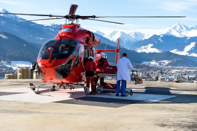 Der E-Biker musste in das Krankenhaus Innsbruck geflogen werden. | Foto: Zeitungsfoto.at / Symbolbild