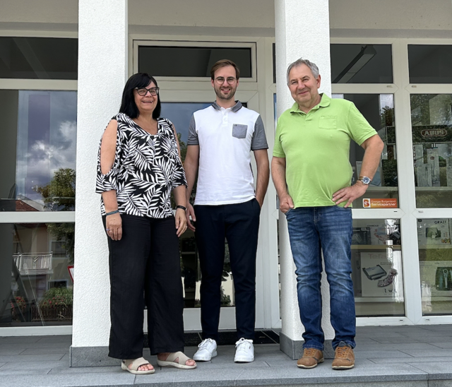 Mit Beständigkeit in die Zukunft: Andreas Schweitzer (Mi.) führt das Familienunternehmen seiner Eltern Brunhilde und Peter weiter. | Foto: Elektro Schweitzer