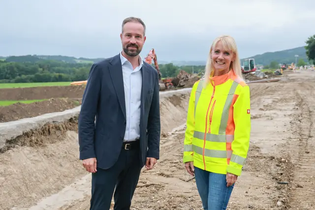 Der neue Radweg in Nußdorf am Haunsberg ist rund einen Kilometer lang, bis zu 2,5 Meter breit und soll die Verkehrssicherheit dort deutlich erhöhen. Im Bild: Landeshauptfrau-Stellvertreter Stefan Schnöll und Nußdorfs Bürgermeisterin Waltraud Brandstetter. | Foto: Land Salzburg/Franz Neumayr