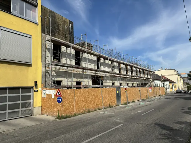 In der Mautner-Markhof-Gasse 94 verschwand die historische Fassade.  | Foto: Luca Arztmann/MeinBezirk