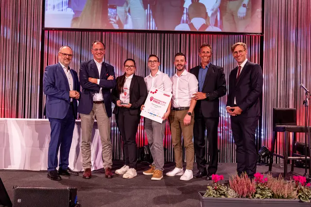 Sieger in der Kategorie "Industrie": WIEHAG. Der Preis wurde von Maximilian Pointner (Vorstandsdirektor Sparkasse OÖ, li.) und Chefredakteur Thomas Winkler (re.) übergeben. | Foto: MeinBezirk OÖ/Pils