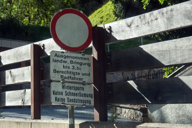 Beschilderung Radweg nach Siedlung Thialmühle. Eine 20 km/h Tafel wäre nicht nur hier überlegenswert, sondern auch schon bei bei Gerberbrücke, weil von dort bis Thialmühle öffentlicher Gemeindeweg allen Verkehrsteilnehmern zur Verfügung steht und die Straßenbreite für Radfahrer bei KFZ- Begegnungen viel zu schmal ist! | Foto: © by Ing. Günter Kramarcsik
