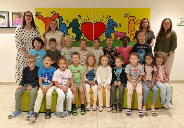 2025 Volksschule Tulln I, 1c mit Stützkraft Ivonne Kirner, Lehrerin Nathalie Huber, Direktorin Birgit Neigenfind und Klassenlehrerin Klara Schörghuber.  | Foto: Christian Nowotny