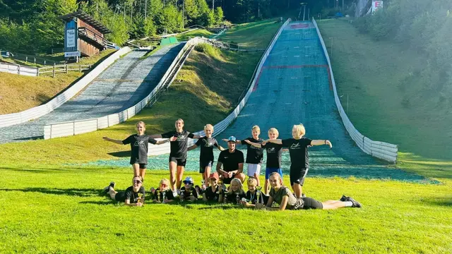 Das ESV Nordic Team Mürzzuschlag vor den Ganzsteinschanzen – Springerinnen und Springer mit Trainer Christoph Hirsch. | Foto: ESV Mürzzuschlag