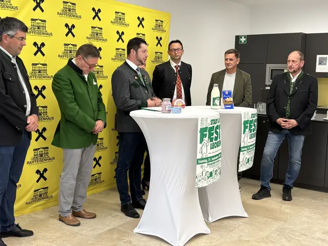 LK-Bezirksobmann Richard Judmaier (3. v. l.) bedankt sich bei den zahlreichen Unterstützerinnen und Unterstützern, ohne die die Durchführung des Stadt-Land Festes nicht möglich wäre. | Foto: MeinBezirk/Astrid Moder