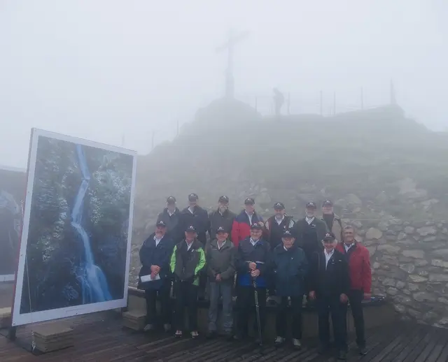 Das Nebelhorn wurde seinem Namen gerecht, der guten Stimmung tat das trübe Wettere aber keinen Abbruch. Das Bild zeigt: Reihe oben, v. li.: Albert Weirather, Armin Schmid, Wolfgang Zobl, Fritz Bongartz, Norbert Gebhard, Martin Gehring, Heribert Köhler; Reihe unten, v. li. Joachim Freudig, Gernot Rief, Rief Franz, Hermann Gehring, Lochbihler Edmund, Herbert Müller, Heinz Bernhard	

