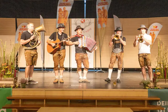 Stimmungsvoll: Eine Musikgruppe spielte im Festsaal traditionelle Klänge. | Foto: Andreas Lutche