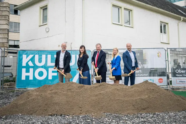 Heute erfolgte der offizielle Spatenstich für den Umbau im Kulturhof: Michael Rosenmayr (Obmann Kultur Hof), Architektin Christine Außerlechner, LH Thomas Stelzer, Kulturstadträtin Doris Lang-Mayrhofer, und Vizebürgermeister Martin Hajart (v. li.) | Foto: Land OÖ/Max Mayrhofer