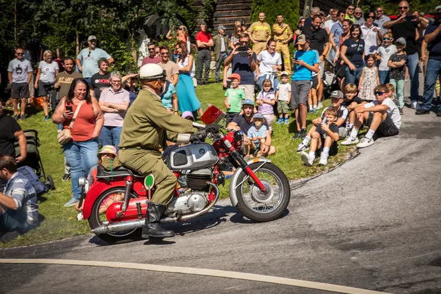 "Voraus-Motorrad" auf der Anfahrt. | Foto: Emely Kaya Fercher 