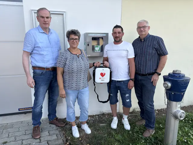 Defibrillator außen am Feuerwehrgebäude in Sonnberg installiert. | Foto: Alexandra Goll