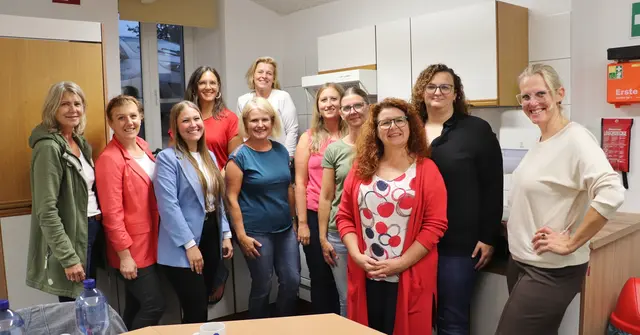 NOWA-Projektleiterin Bettina Ploberger (li) mit den Teilnehmerinnen des Moduls Körpersprache in Kalsdorf. | Foto: Edith Ertl