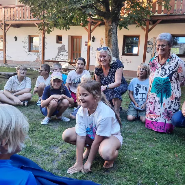 Bei den Ferientagen genossen die Großeltern und Enkel Wanderungen und abwechslungsreiche Workshops zusammen. | Foto: Generationen-Netzwerk