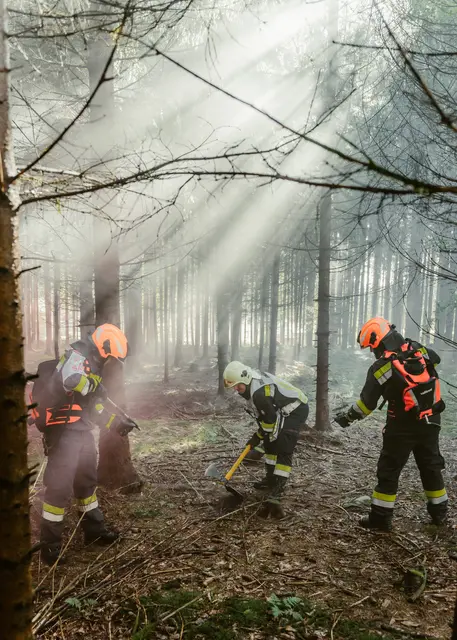 Einsatzkräfte mit Löschrucksäcken und Spezialwerkzeug. | Foto: B. Nachbagauer – NUP Eisenwurzen